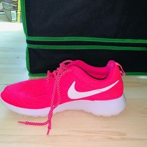 Women’s Pink Nike Roshes size 9 gently worn